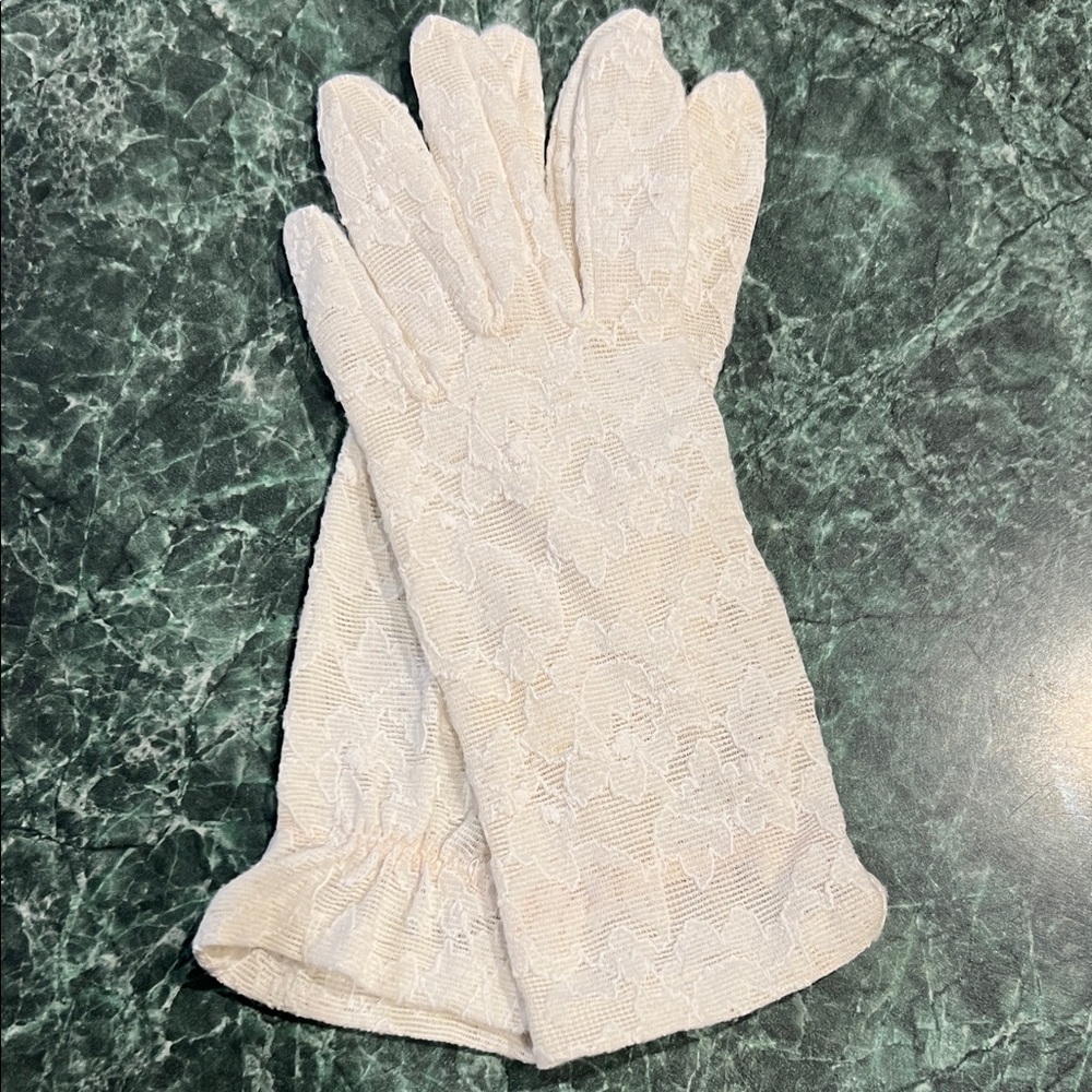Elegant Vintage Cream Lace Gloves